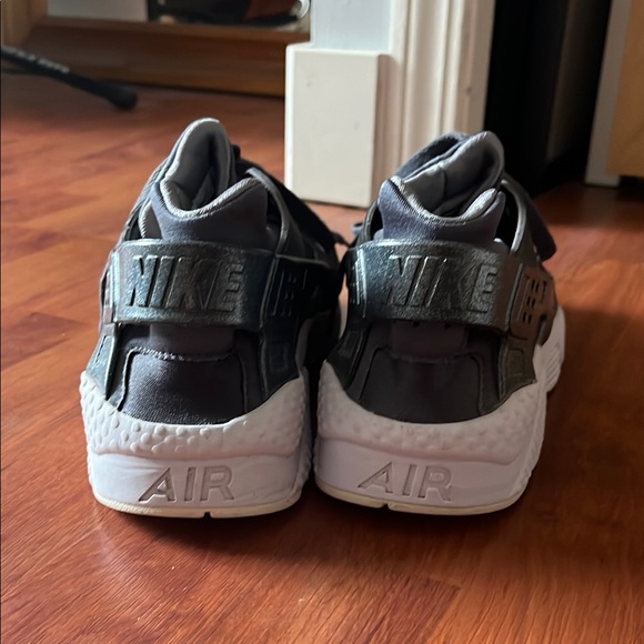Nike Huarache Shoes - Women’s 9.5 - Picture 6 of 8